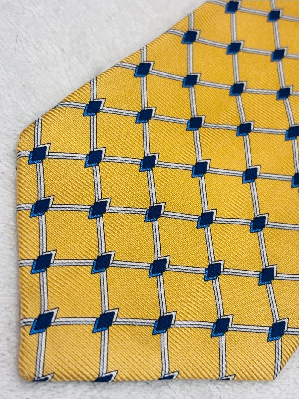 Brand New Tie By JoS A. Bank - Tie Is 4 Inches Wide